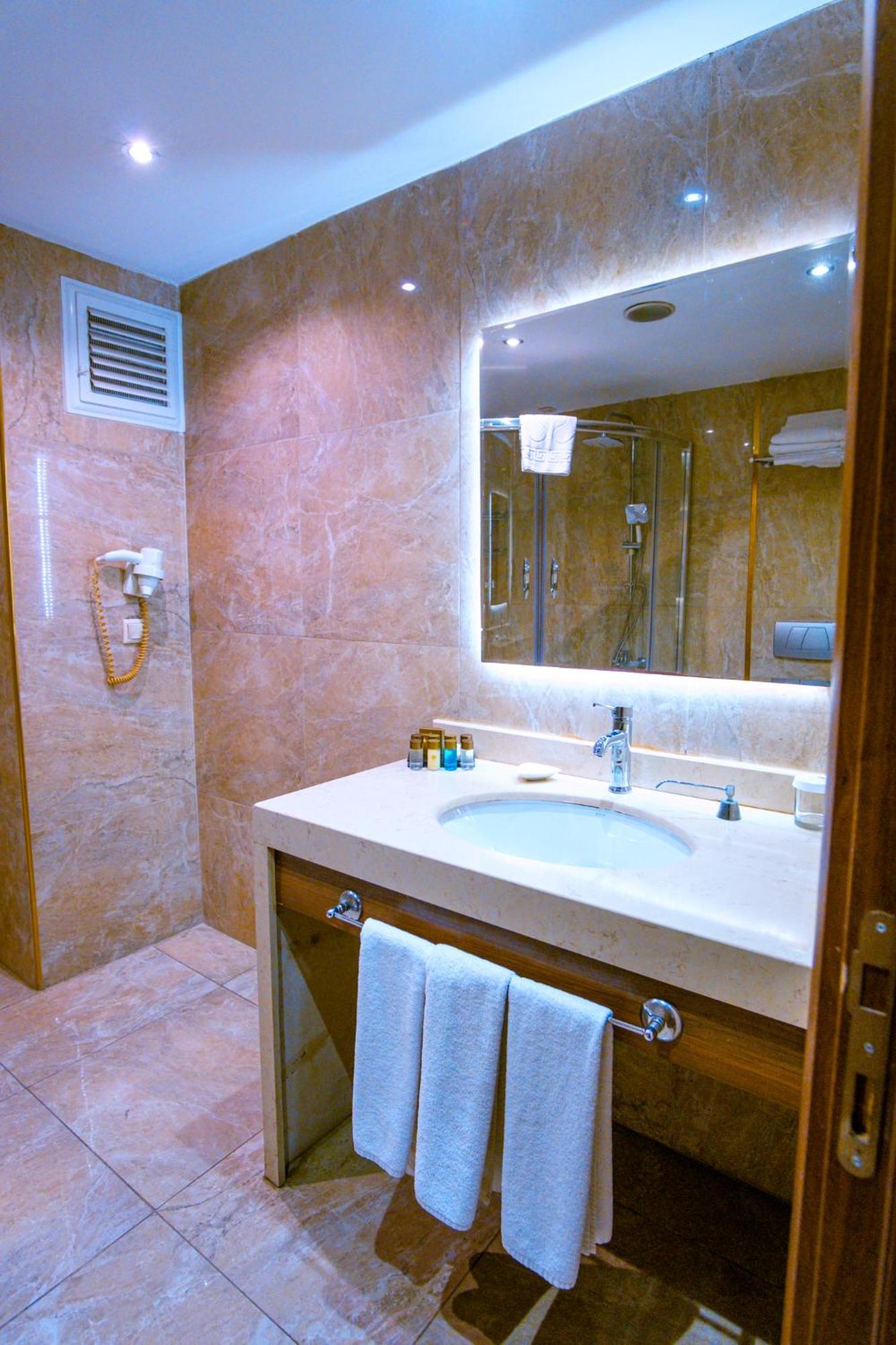 Royal Hotel Inegol Екстериор снимка